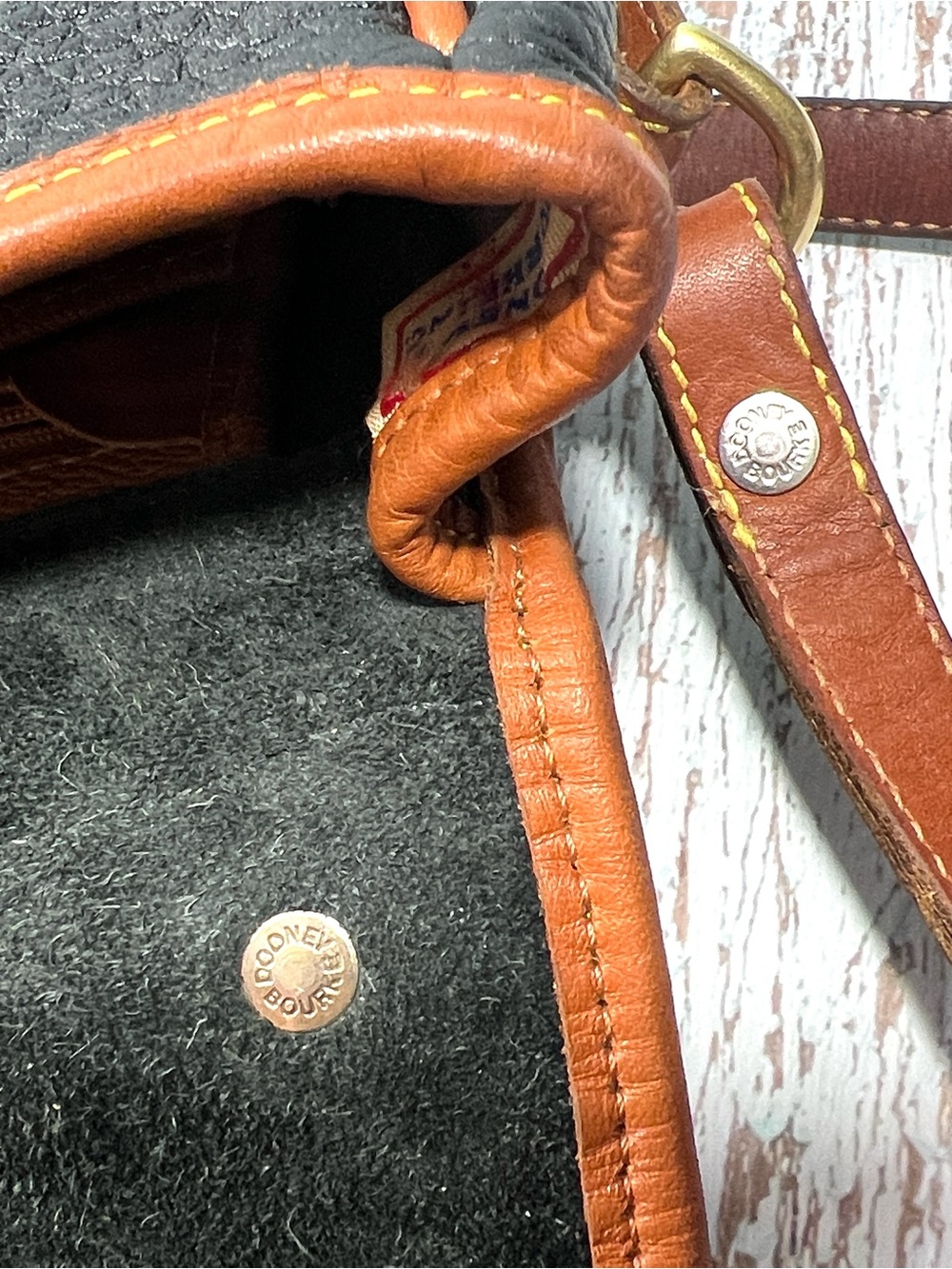 🦆 DOONEY & BOURKE BLACK AND TAN PEBBLE LEATHER SMALL CARRIER TURNLOCK CROSSBODY - Picture 13 of 14